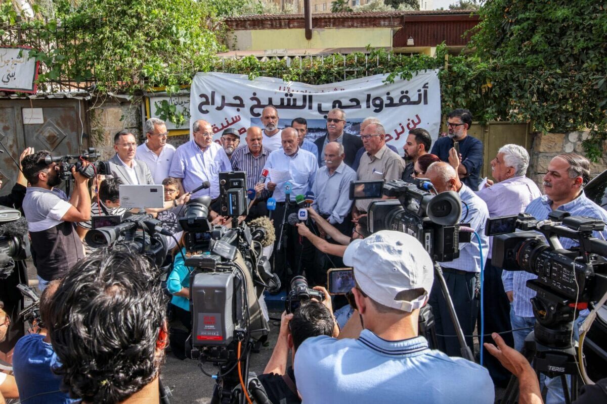 Ahmed Tibi (centro 3-esq.), membro do Knesset para a Lista Conjunta e líder do partido Movimento Árabe pela Mudança (Ta'al), ao lado do ex-membro do Knesset Jamal Zahalka (centro 2-esq.), participam de uma entrevista coletiva realizada em Sheikh Jarrah, em 6 de maio de 2021 [Ahmad Gharabli/AFP via Getty Images]
