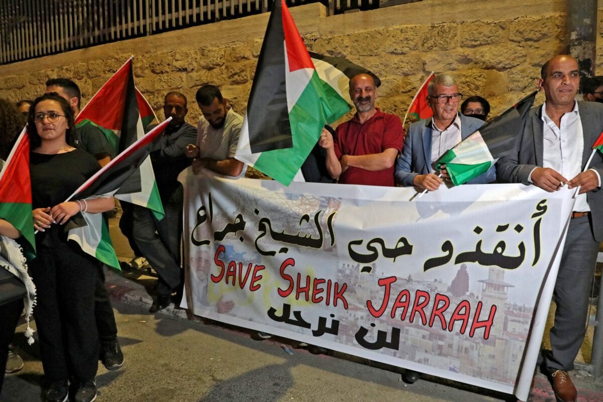 Palestinos em Belém, na Cisjordânia ocupada, protesto em solidariedade aos residentes palestinos do bairro de Sheikh Jarrah em Jerusalém oriental em 10 de maio de 2021 [Hazem Bader/ AFP via Getty Images] 
