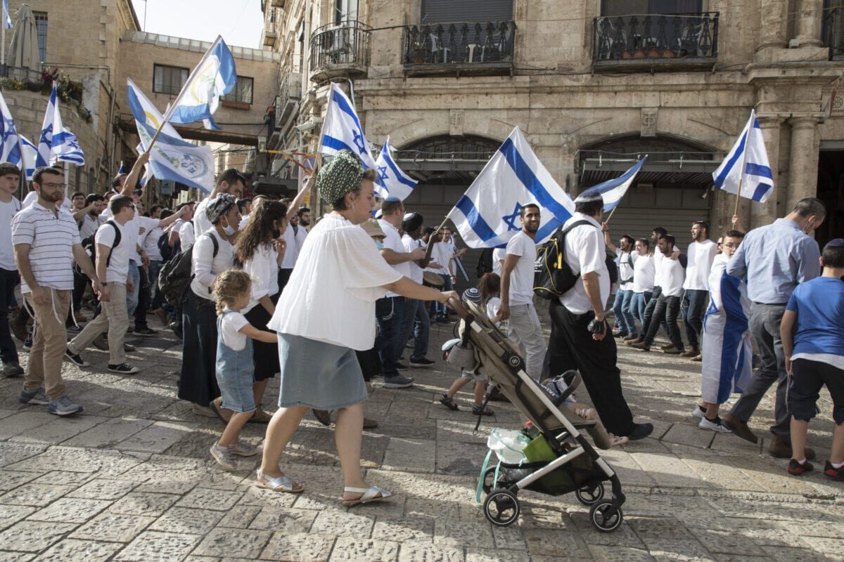 Famílias judias israelenses no Portão de Damasco, na cidade velha de Jerusalém, como parte dos eventos do 'Dia de Jerusalém', em 10 de maio de 2021, em Jerusalém [Laurent Van Der Stockt/Getty Images]
