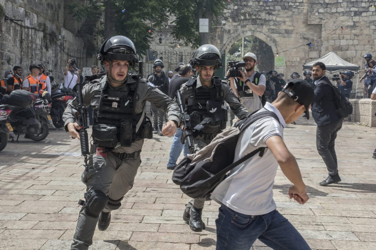 A polícia israelense correu atrás de um manifestante palestino na Mesquita de Al-Aqsa durante o 'Dia de Jerusalém' em Israel em 10 de maio de 2021, em Jerusalém, Israel [Laurent Van Der Stockt/Getty Images]