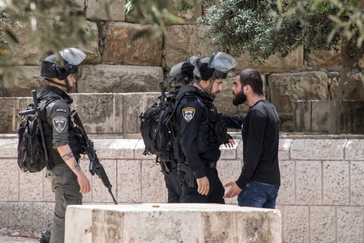A polícia israelense prende um manifestante palestino na Mesquita de Al-Aqsa durante o 'Dia de Jerusalém', em Israel em 10 de maio de 2021 em Jerusalém, Israel [Laurent Van Der Stockt/Getty Images]
