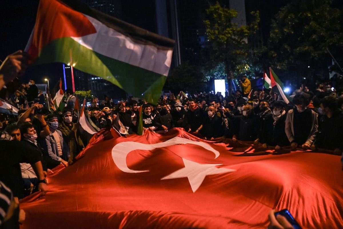 Manifestantes agitam bandeiras turcas e palestinas durante uma manifestação contra Israel em frente ao Consulado de Israel em Istambul, no final de 11 de maio de 2021. [OZAN KOSE / AFP via Getty Images]