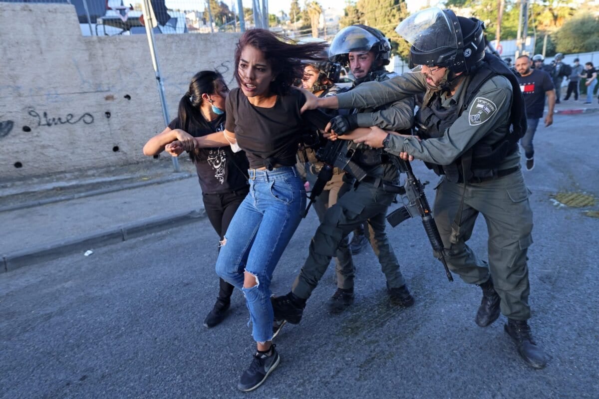 Forças de segurança israelenses tentam deter uma mulher palestina no bairro de Sheikh
Jarrah, em Jerusalém Oriental, em 15 de maio de 2021 [Emmanuel Dunand/AFP via Getty
Images]