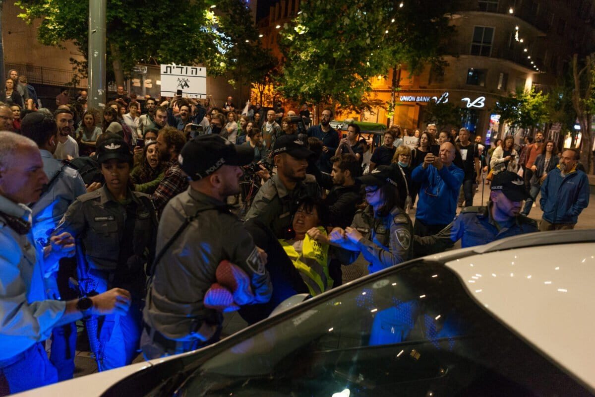 Policiais prendem um manifestante durante protesto organizado pelo movimento Standing Together, aliança árabe-judaica que exige o fim dos ataques contra Gaza, em Jerusalém, 15 de maio de 2021 [Daniel Rolider/Getty Images]
