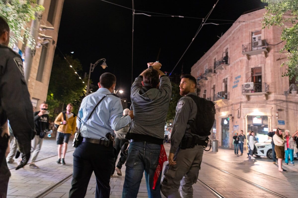 Policiais prendem um manifestante durante protesto organizado pelo movimento Standing Together, aliança árabe-judaica que exige o fim dos ataques contra Gaza, em Jerusalém, 15 de maio de 2021 [Daniel Rolider/Getty Images]

