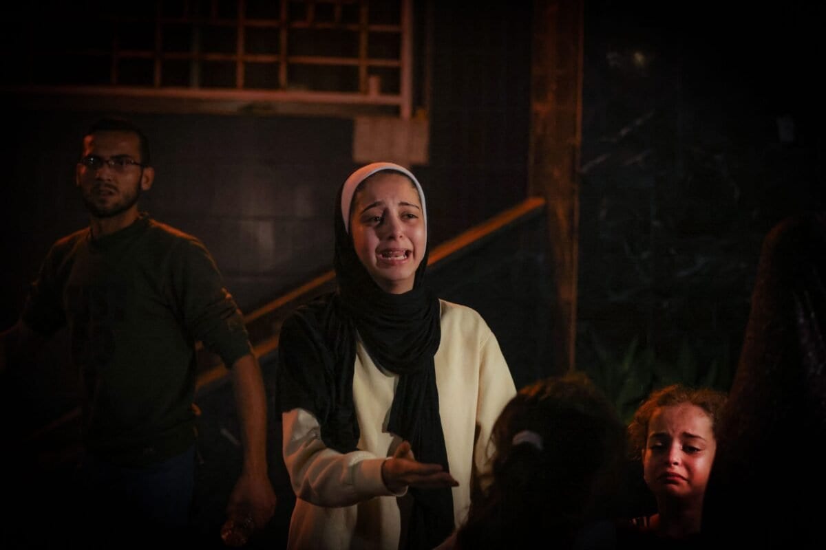 Jovem palestina em lágrimas após bombardeio israelense contra a Cidade de Gaza, 16 de maio de 2021 [Mohammed Abed/AFP via Getty Images]
