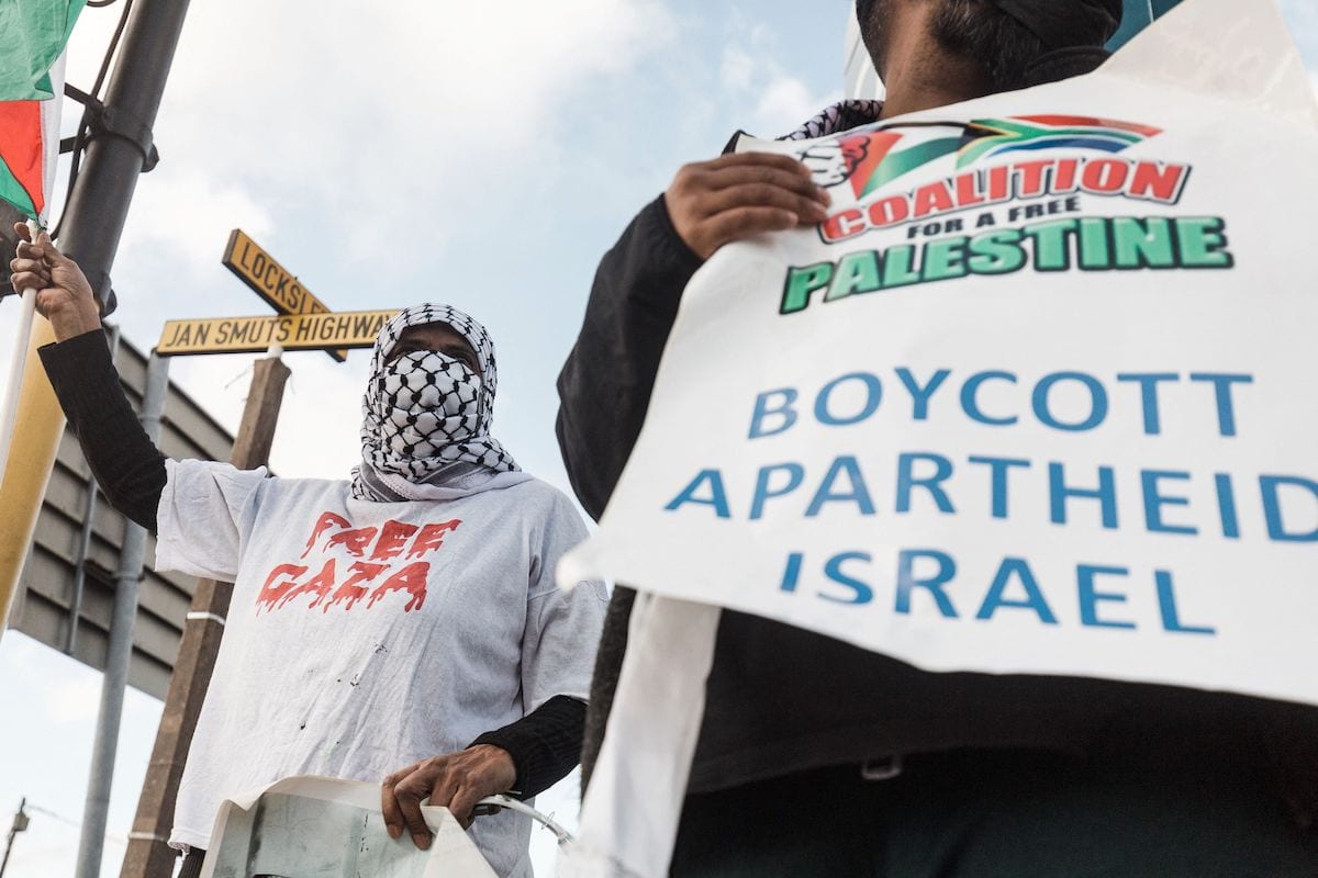 Manifestantes pedem boicote ao apartheid israelense durante protesto contra os bombardeios em Gaza, em Durban, África do Sul, 18 de maio de 2021 [Rajesh Jantilal/AFP via Getty Images]