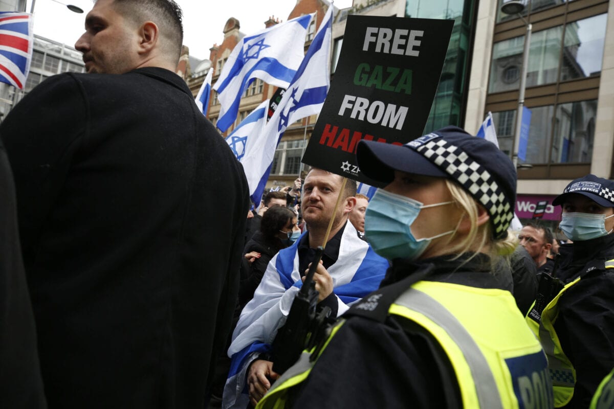 O ativista britânico de extrema direita e anti-islã Tommy Robinson participa de uma manifestação pró-Israel em frente à Embaixada de Israel, em 23 de maio de 2021, em Londres, Inglaterra [Hollie Adams/Getty Images]
