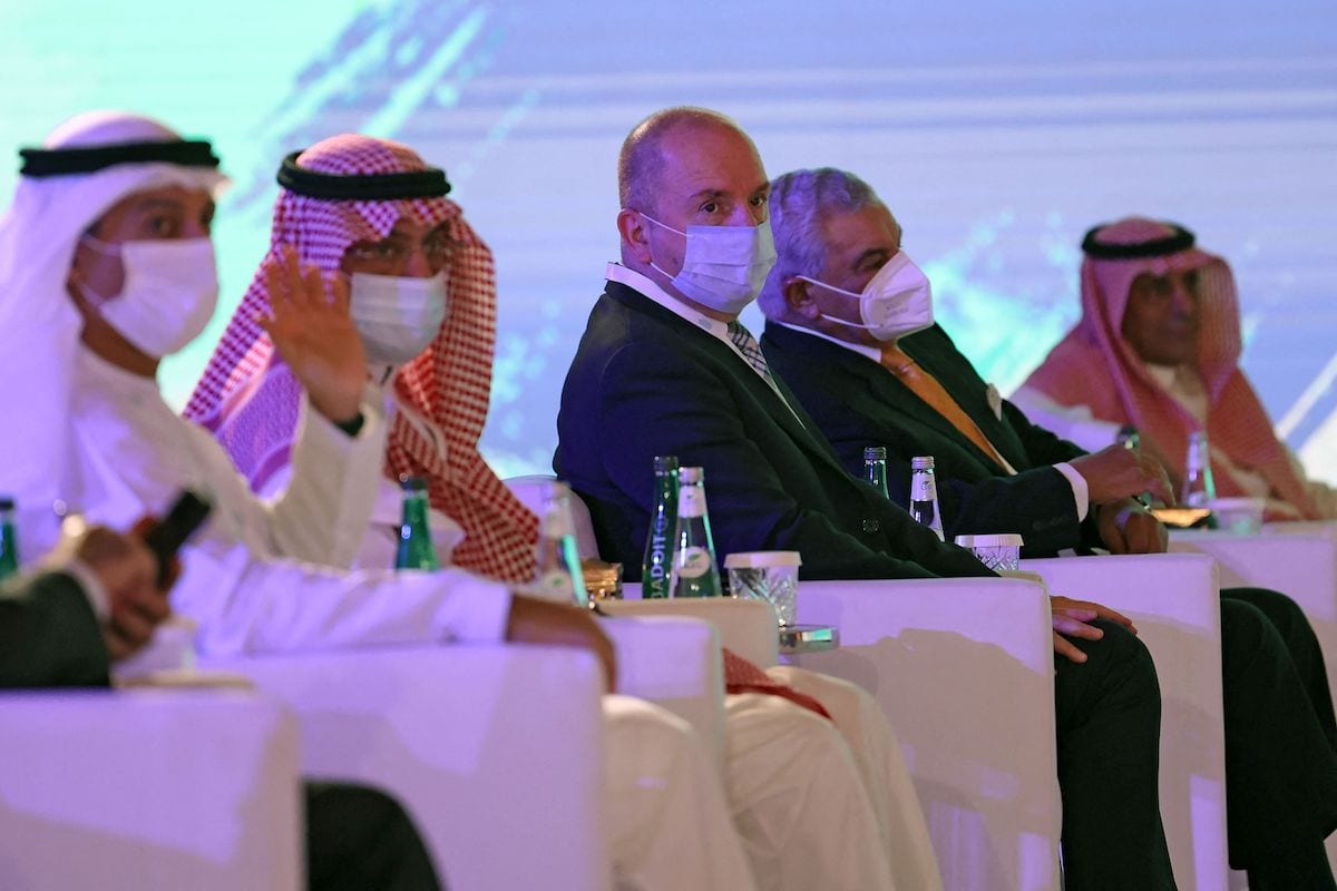 O ministro do Turismo da Síria, Mohammed Rami Martini (centro), participa de uma conferência de turismo na capital saudita, Riad, em 26 de maio de 2021, apesar das tensas relações entre os dois países [Fayez Nureldine/AFP via Getty Images]