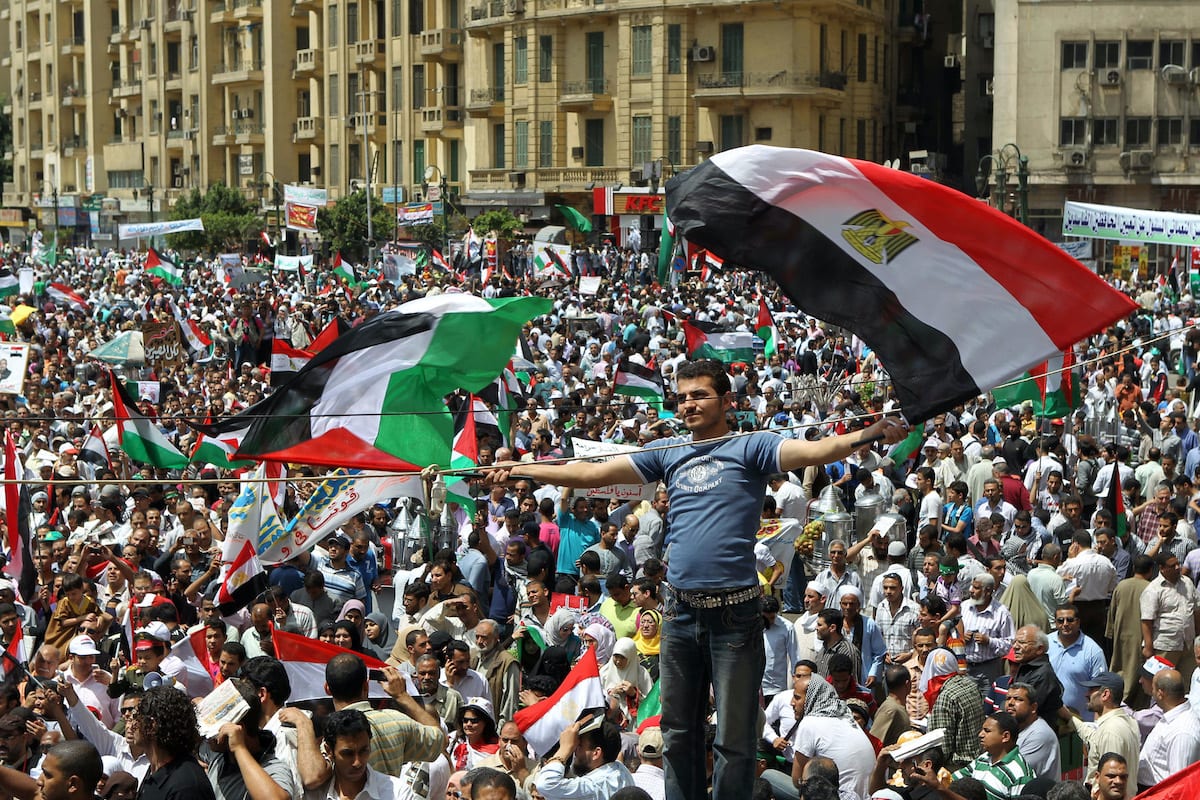 Milhares de pessoas protestam na praça Tahrir após ataques contra igrejas egípcias e em solidariedade ao povo palestino, no Cairo, Egito, 13 de maio de 2011 [Khaled Desouki/AFP via Getty Images]