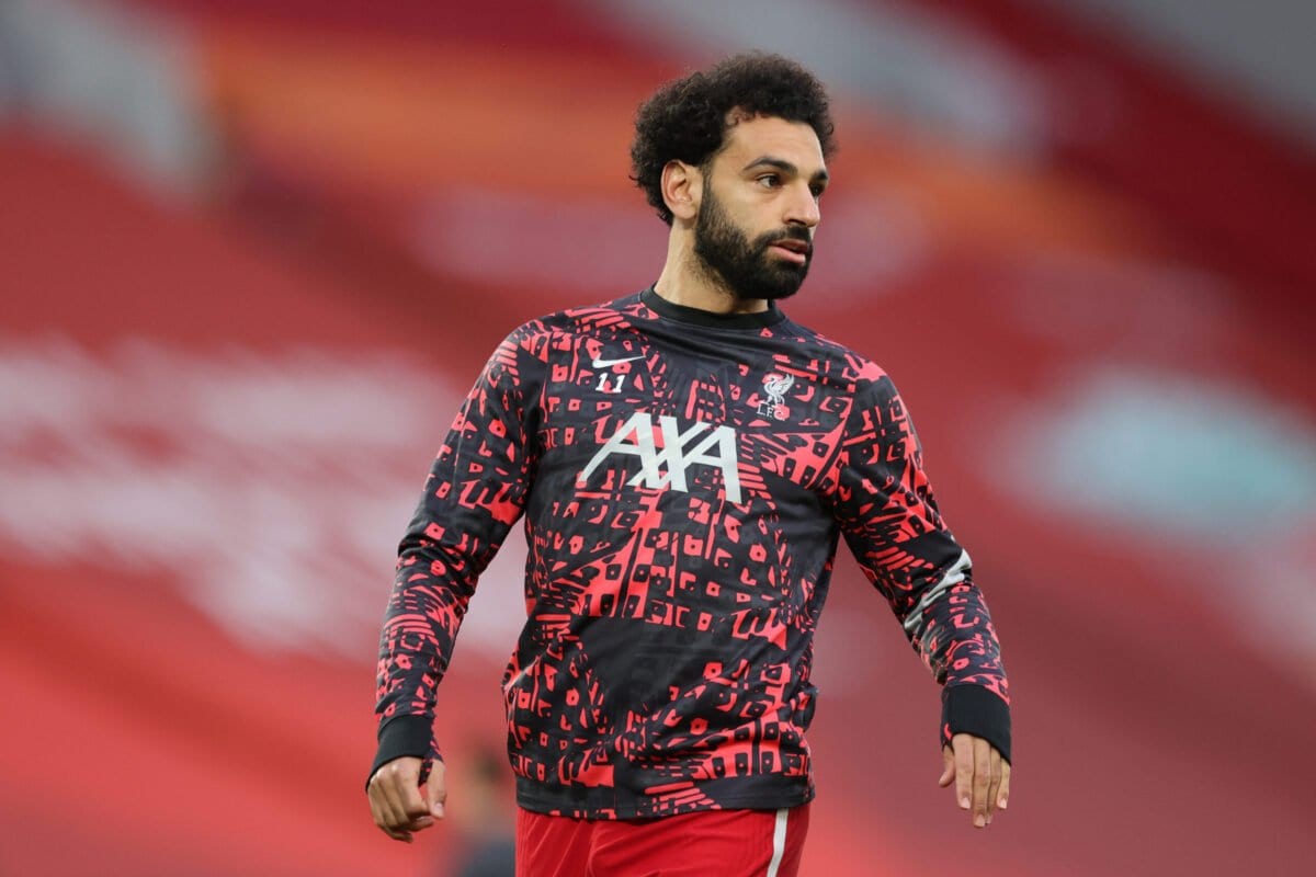 Mohamed Salah, jogador de futebol da equipe britânica Liverpool, durante aquecimento para uma partida da Premier League, em 8 de maio de 2021 [Alex Pantling/Getty Images]