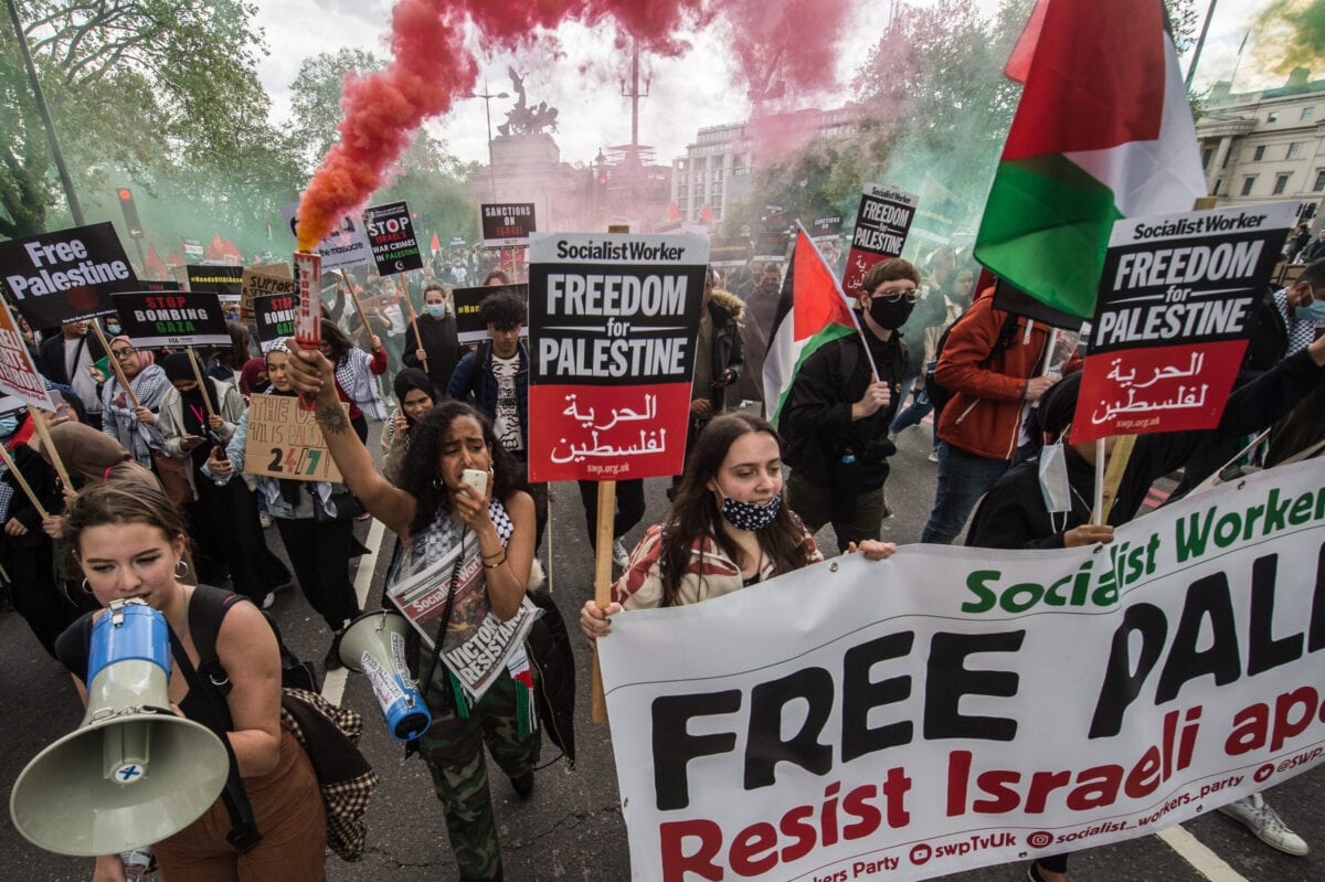 Dezenas de milhares de pessoas marcham em solidariedade ao povo palestino, em Londres, Inglaterra, 22 de maio de 2021 [Guy Smallman/Getty Images]