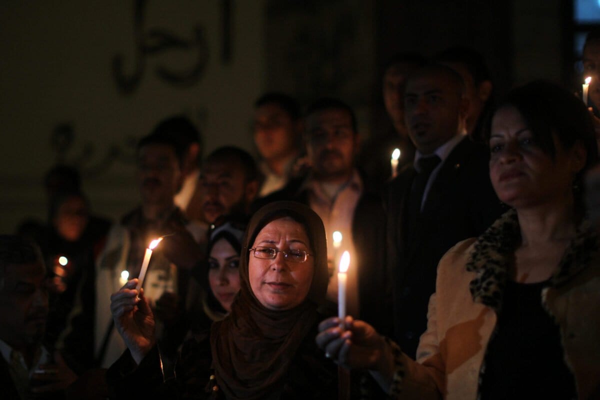 Vigília em solidariedade aos jornalistas egípcios, em frente ao sindicato nacional da categoria, no Cairo, 31 de dezembro de 2012 [Mahmud Hams/AFP via Getty Images]
