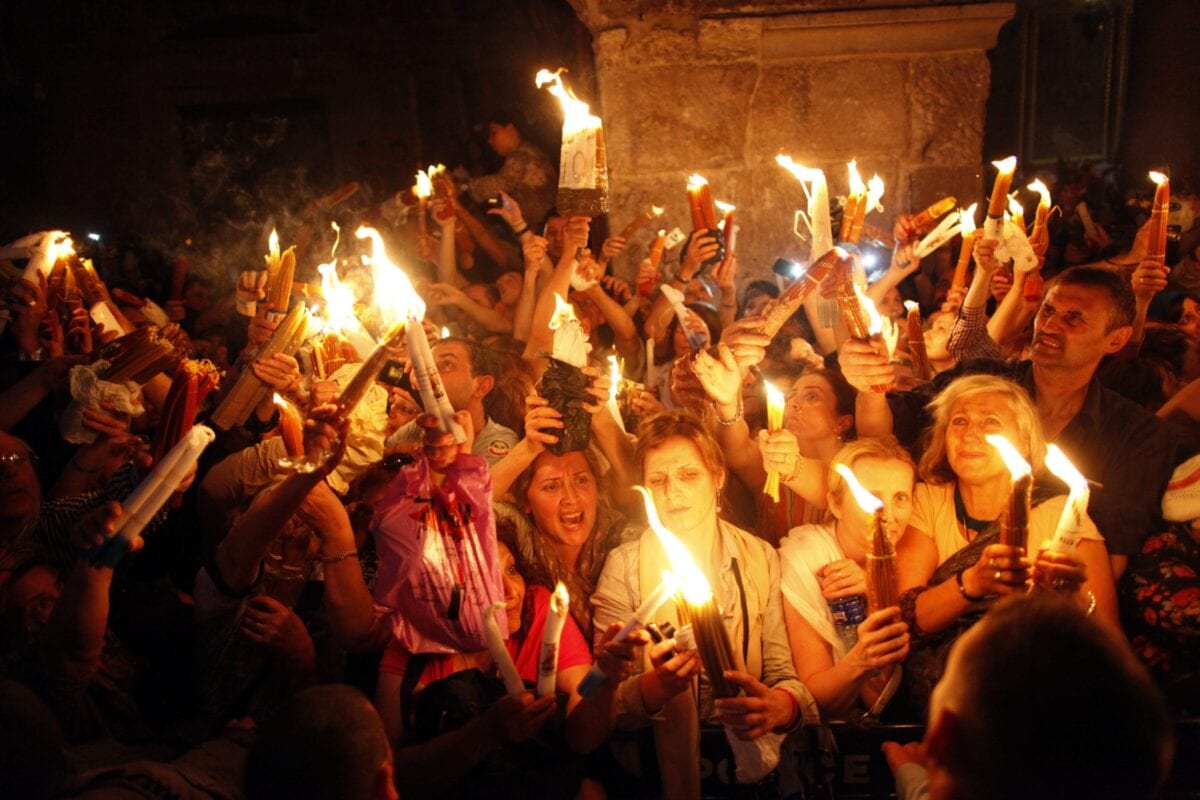 Fiéis cristãos participam da cerimônia do Fogo Sagrado, na Igreja do Santo Sepulcro, em Jerusalém ocupada, 4 de maio de 2013 [Lior Mizrahi/Getty Images]