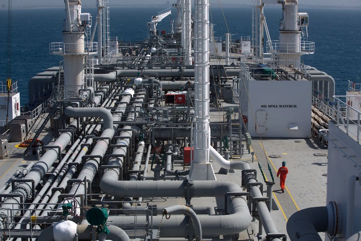 O navio de regaseificação Expedient está ancorado na costa de Israel, no Mar Mediterrâneo, em 26 de fevereiro de 2015, quando o gás natural começou a fluir do navio, contratado pela Israel Electric Corporation, para suas usinas de energia. [MENAHEM KAHANA / AFP via Getty Images]