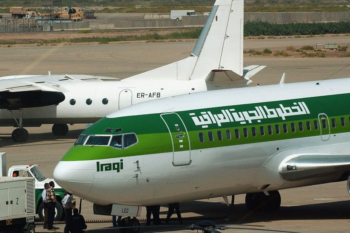 Um Boeing 737 da Iraqi Airways pousa na pista do Aeroporto Internacional de Bagdá, 18 de setembro de 2004, Bagdá, Iraque [Wathiq Khuzaie/Getty Images]