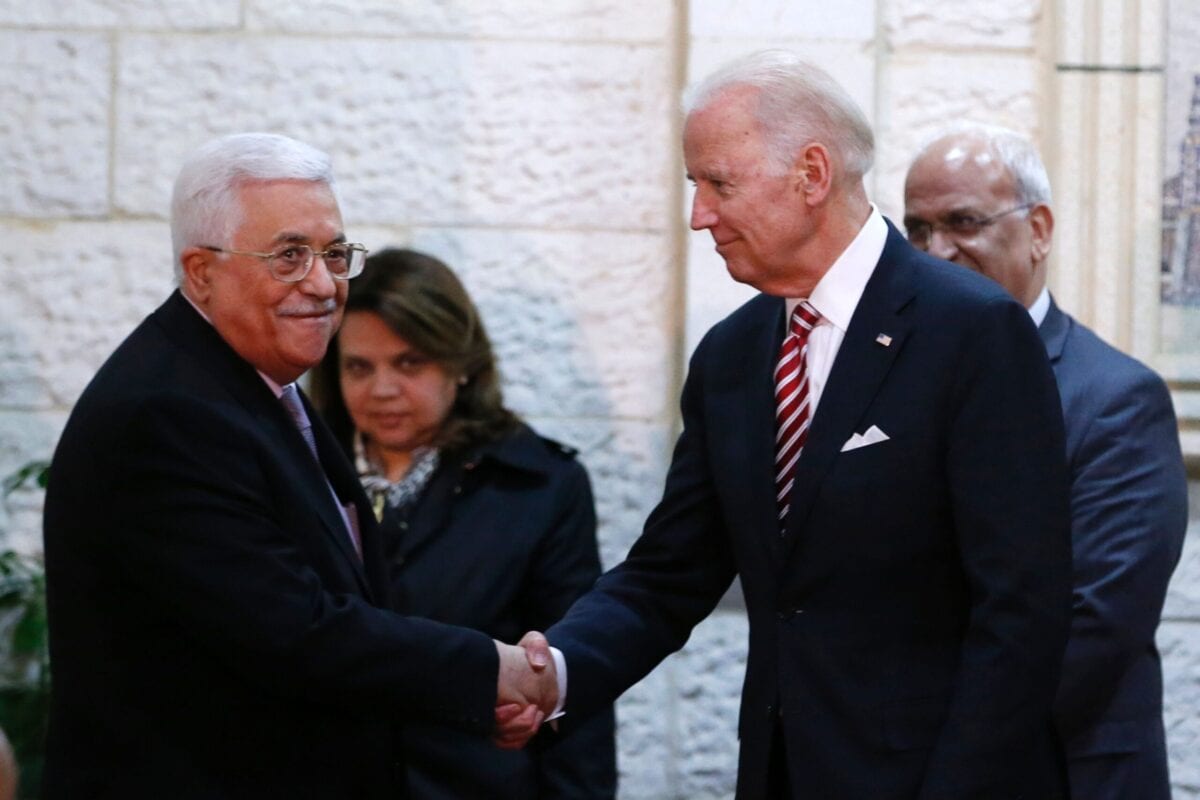 Então vice-presidente Joe Biden cumprimenta o Presidente da Autoridade Palestina Mahmoud Abbas, em Ramallah, Cisjordânia ocupada, 9 de março de 2016 [Abbas Momani/AFP via Getty Images]
