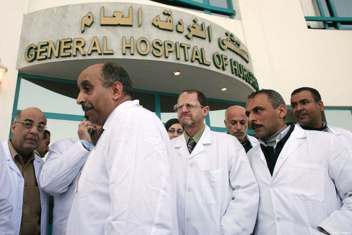 Médicos egípcios em frente ao Hospital Geral em Hurghada, Egito, 14 de fevereiro de 2020 [Marco Di Lauro/Getty Images]
