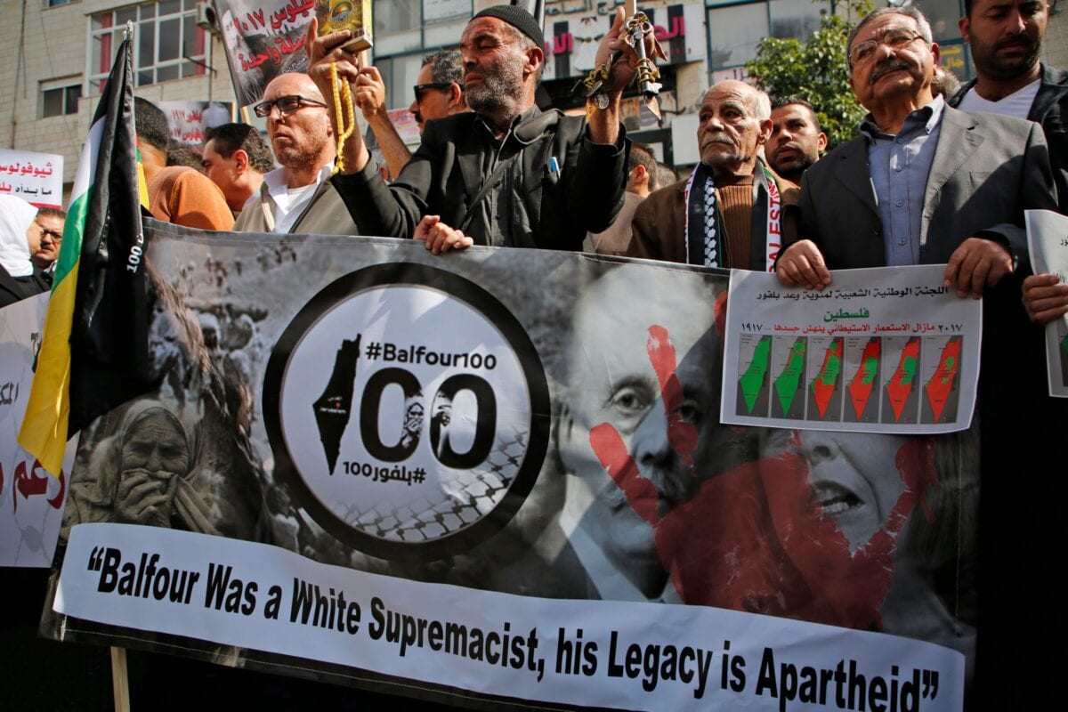 Palestinos protestam no centésimo aniversário da Declaração de Balfour, promulgada pelo mandato colonial britânico em favor de um futuro estado judaico na Palestina, no centro de Ramallah, Cisjordânia ocupada, 2 de março de 2017 [Abbas Momani/AFP via Getty Images]