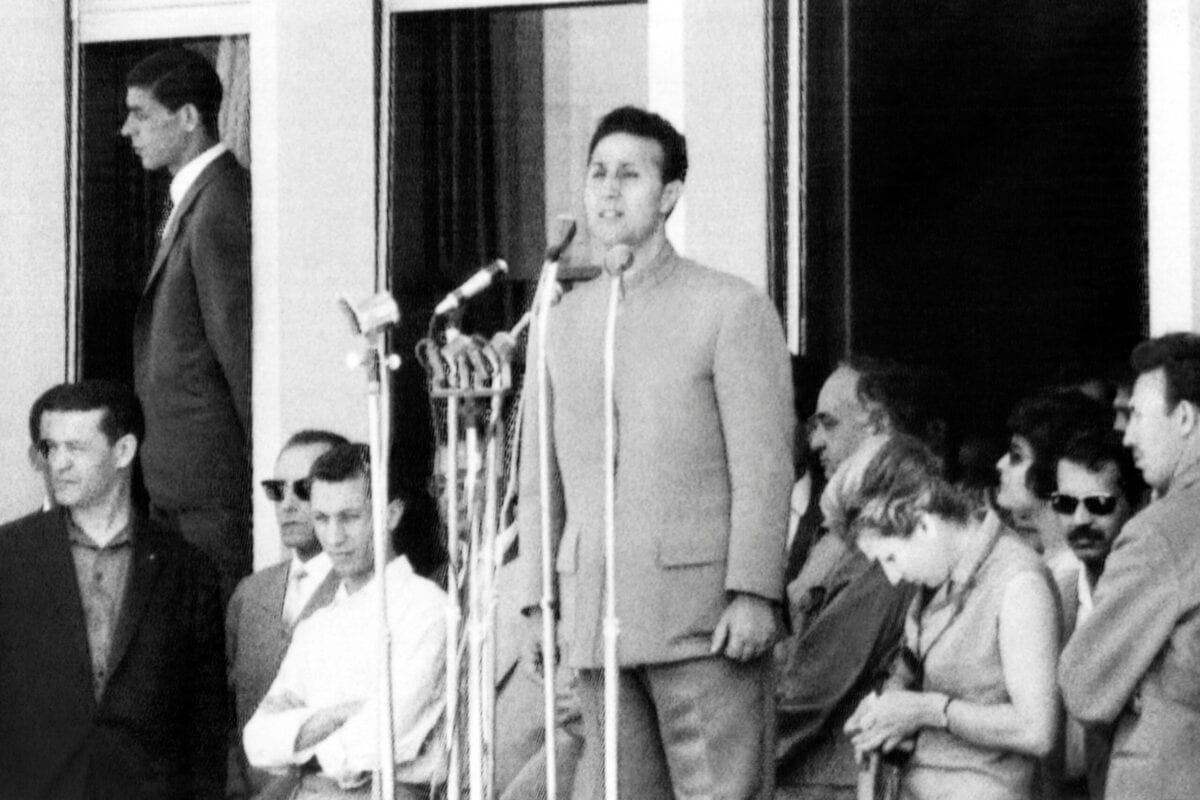 Presidente argelino Ahmed Ben Bella (C) 5 de julho de 1964 em Argel [STF / AFP via Getty Images]