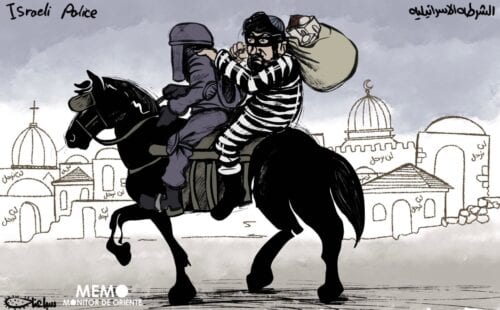 Polícia israelense apoia colonos israelenses no roubo de casas palestinas em Jerusalém [Sabaaneh/Monitor do Oriente Médio]