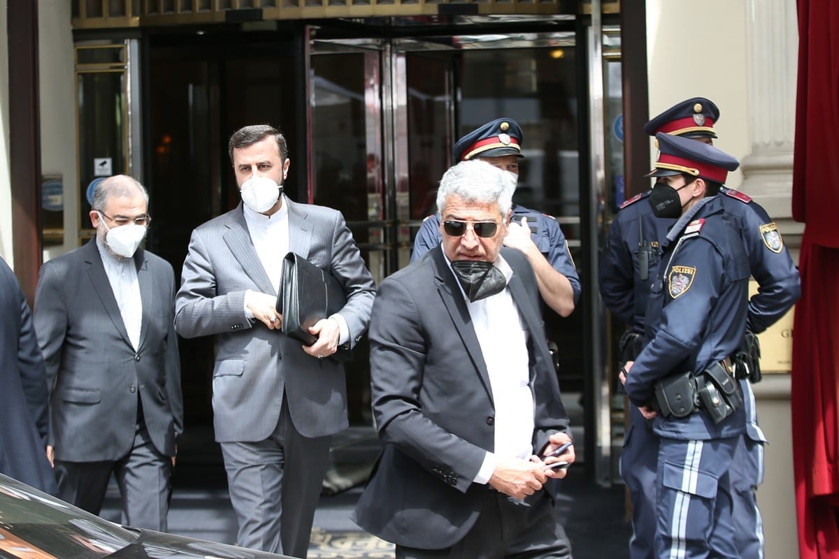 O governador do Irã junto à Agência Internacional de Energia Atômica (AIEA), Kazem Gharib Abadi (2º à esq.), deixa o Grand Hotel no dia das negociações nucleares em andamento entre o Irã e as principais potências mundiais na capital austríaca, Viena, em 7 de maio de 2021 [Aşkın Kıyağan/Agência Anadolu]
