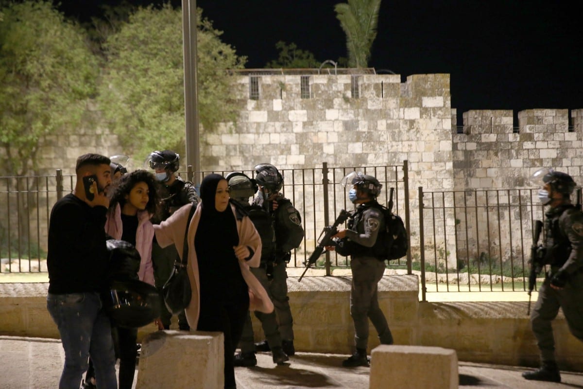 Forças israelenses intervêm nos palestinos enquanto se reúnem em torno do Portão de Damasco após realizar a oração de Tarawih no Complexo Al-Aqsa, em Jerusalém Oriental, em 15 de abril de 2021 [Mostafa Alkharouf/Agência Anadolu]