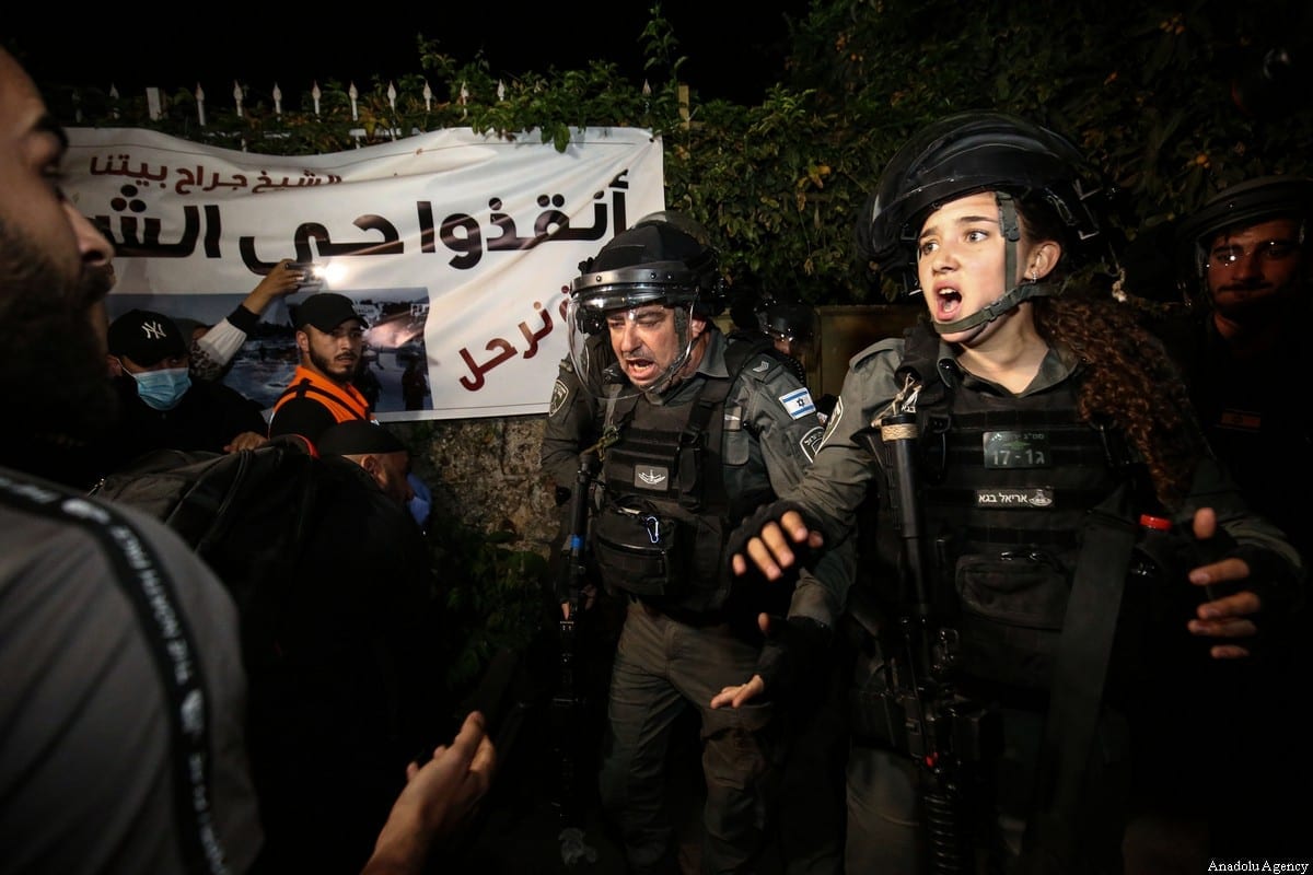 Forças israelenses intervêm em manifestação em Sheikh Bairro de Jarrah após o plano do governo israelense de forçar algumas famílias palestinas a deixar suas casas em Jerusalém Oriental em 5 de maio de 2021 [ Mostafa Alkharouf /Agência Anadolu]
