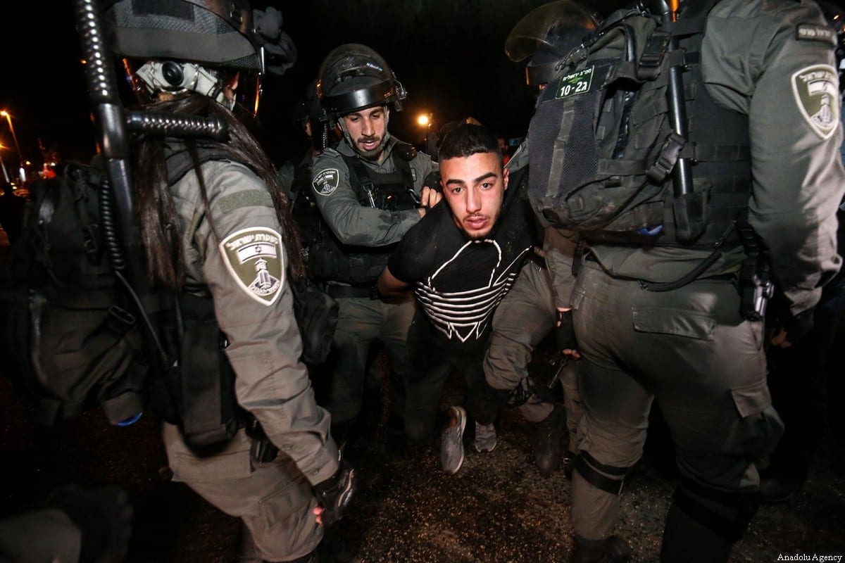 Forças israelenses prendem um palestino durante um protesto no bairro Sheikh Jarrah de Jerusalém Oriental, em 5 de maio de 2021 [Mostafa Alkharouf/Agência Anadolu]
