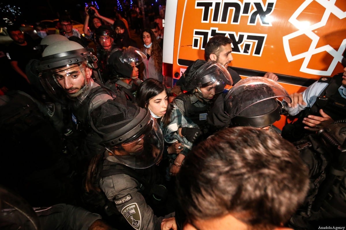 Forças israelenses prendem uma mulher palestina durante protestos em Sheikh Jarrah, após o governo da ocupação ordenar a expulsão de famílias palestinas de suas casas, em Jerusalém Oriental, 5 de maio de 2021 [Mostafa Alkharouf/Agência Anadolu]
