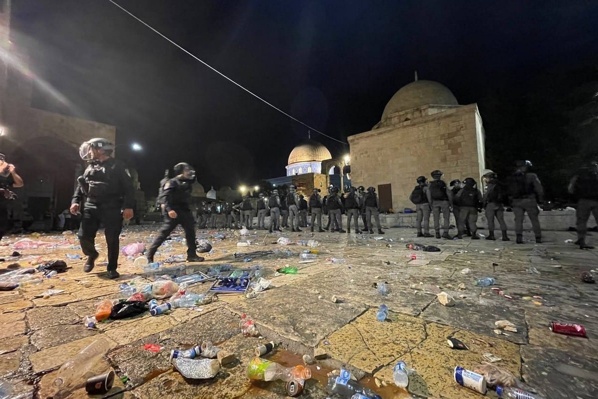 Soldados israelenses são vistos entrando na Mesquita de Al-Aqsa em Jerusalém, com granada de atordoamento para expulsar muçulmanos durante a oração em 7 de maio de 2021 [Agência Mostafa Alkharouf / Anadolu]