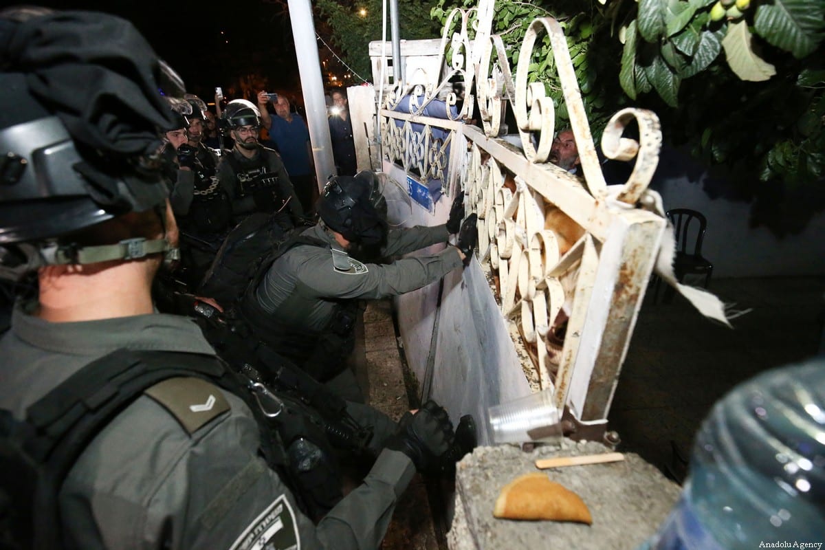 Forças israelenses invadem casa de uma família palestina em Sheikh Jarrah, Jerusalem Oriental, em 6 de maio de 2021[Mostafa Alkharouf - Agência Anadolu]