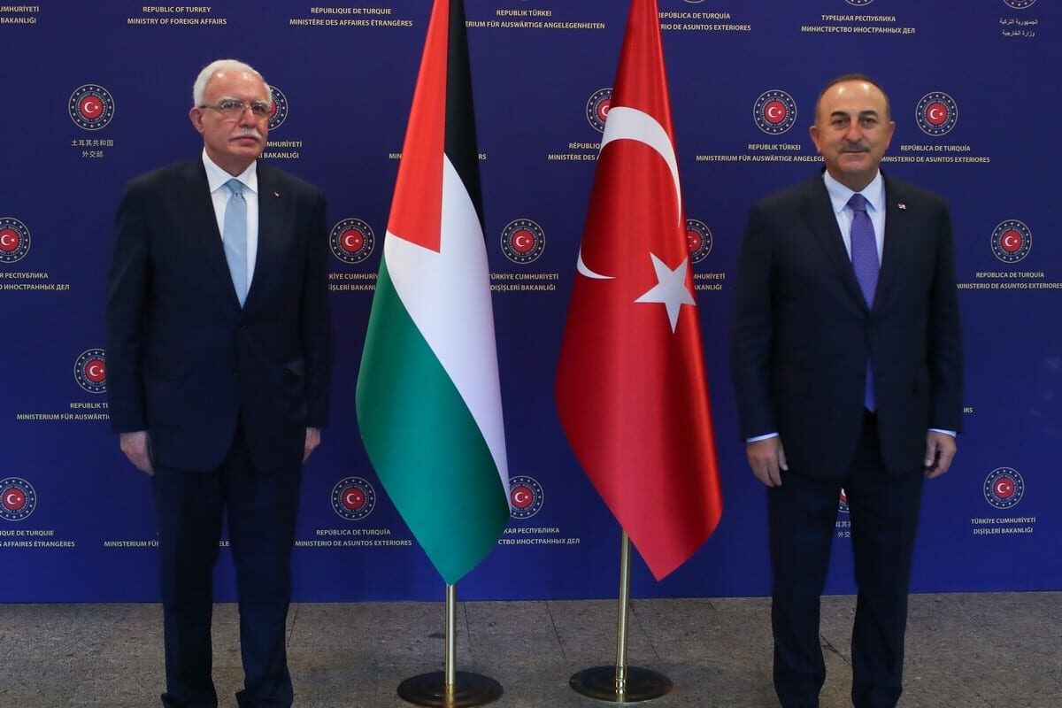 Ministro de Relações Exteriores da Turquia Mevlut Cavusoglu (à direita) reúne-se com o chanceler palestino Ryad al-Maliki, em Ancara, Turquia, 7 de maio de 2021 [Cem Özdel/Agência Anadolu]
