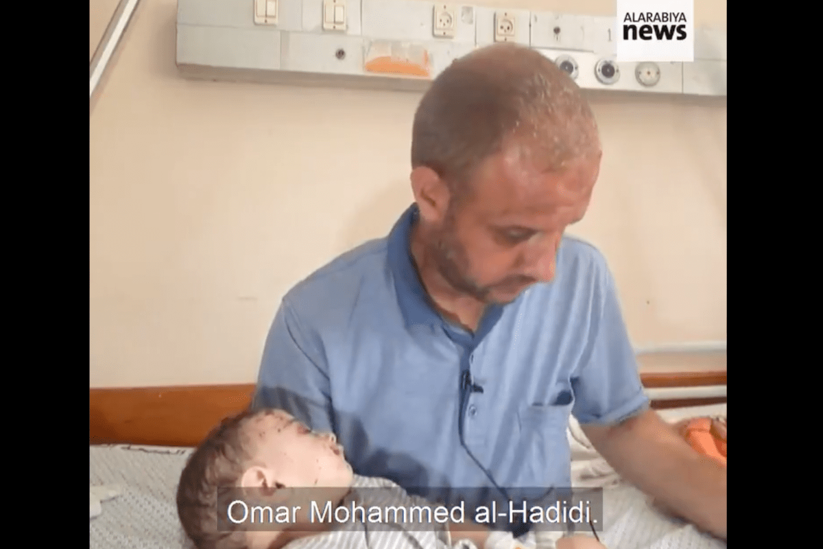 Mohammad Al-Hadidi, que perdeu toda a família em um ataque israelense em sua casa em Gaza, abraça seu bebê, uúnico sobrevivente,  na UTI.[captura de tela]

