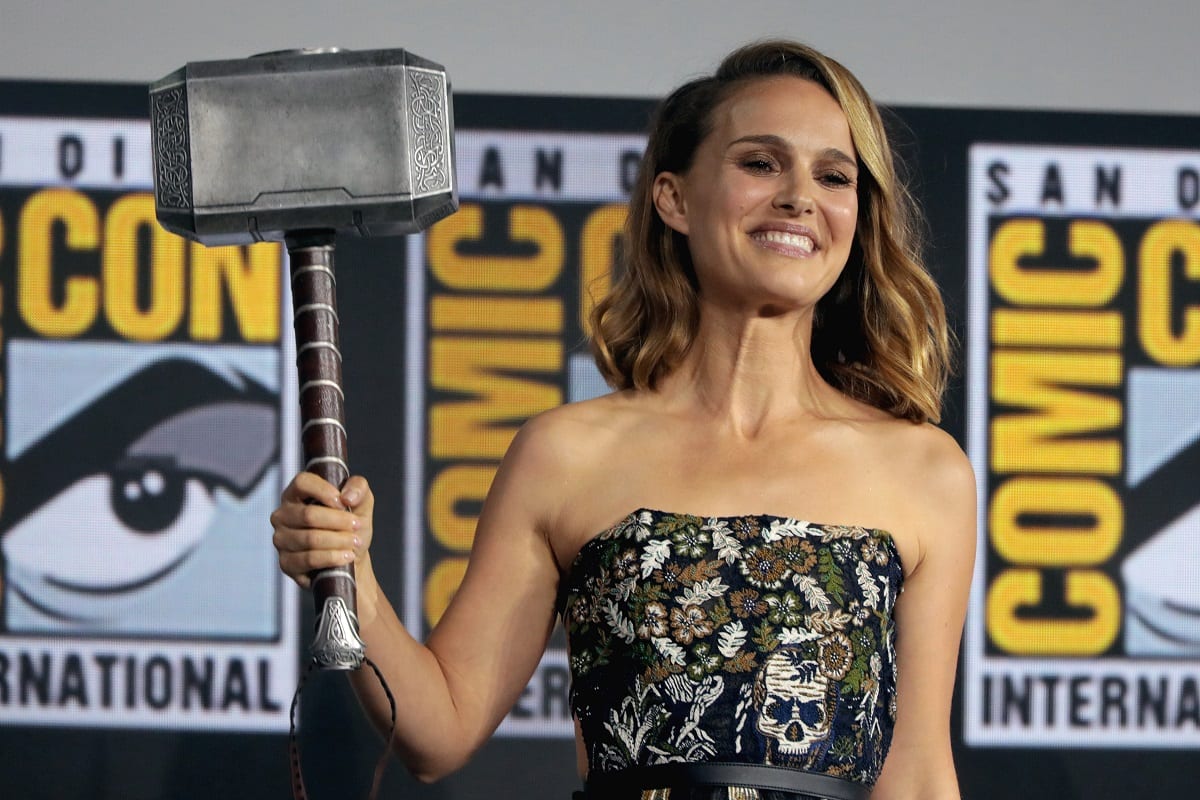 Natalie Portman falando no 2019 San Diego Comic Con International, no lançamento de  "Thor: Love and Thunder", no San Diego Convention Center em San Diego, Califórnia (WikiMedia)