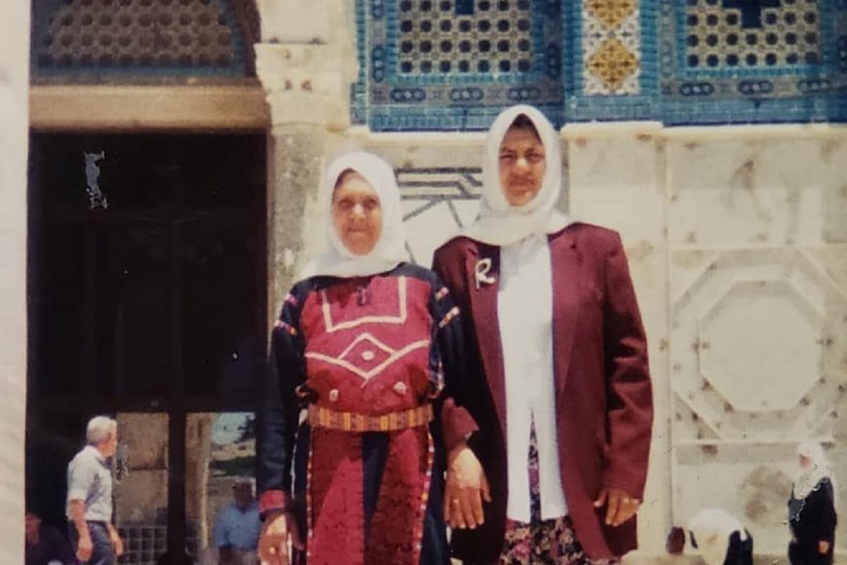 A deputada democrata Rachida Tlaib com sua avó na mesquita de Al-Aqsa [Rashida Tlaib / Facebook]
