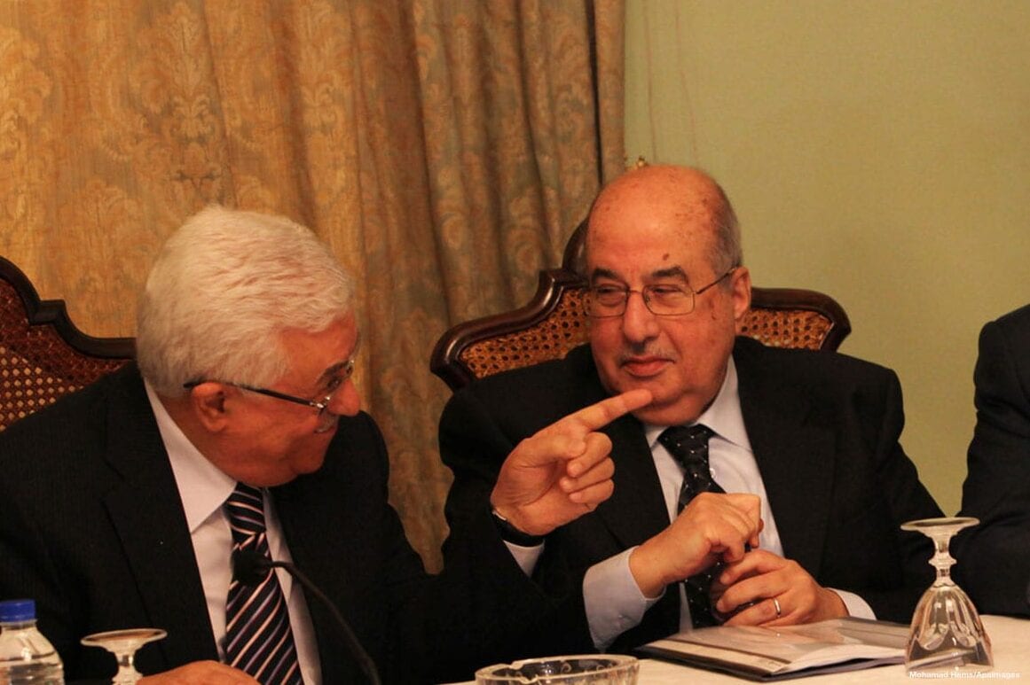 Presidente da Autoridade Palestina Mahmoud Abbas (à esquerda) e presidente do Conselho Nacional Palestino Salim al-Zanoun [Mohamad Hams/Apaimages]
