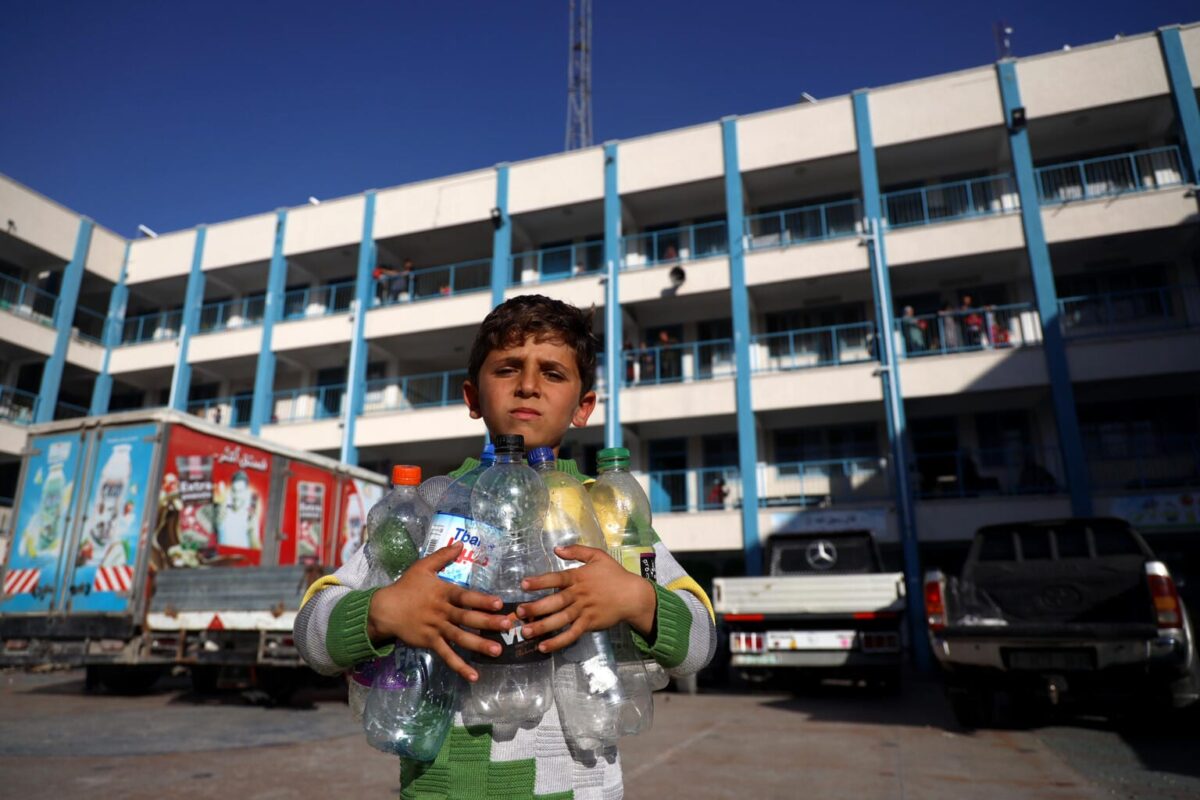 Garoto palestino segura garrafas vazias enquanto procura um lugar para enchê-las com água potável, em Gaza, em 15 de maio de 2021 [UNICEF/Eyad El Baba]
Since the escalation in the Gaza Strip began on 10 May, 40 Palestinian children have been killed, with many more injured and displaced.
Prior to this escalation, 1 in 3 children in the Gaza Strip required psychosocial support for conflict-related trauma. That number has now undoubtedly risen.  Children must be protected.