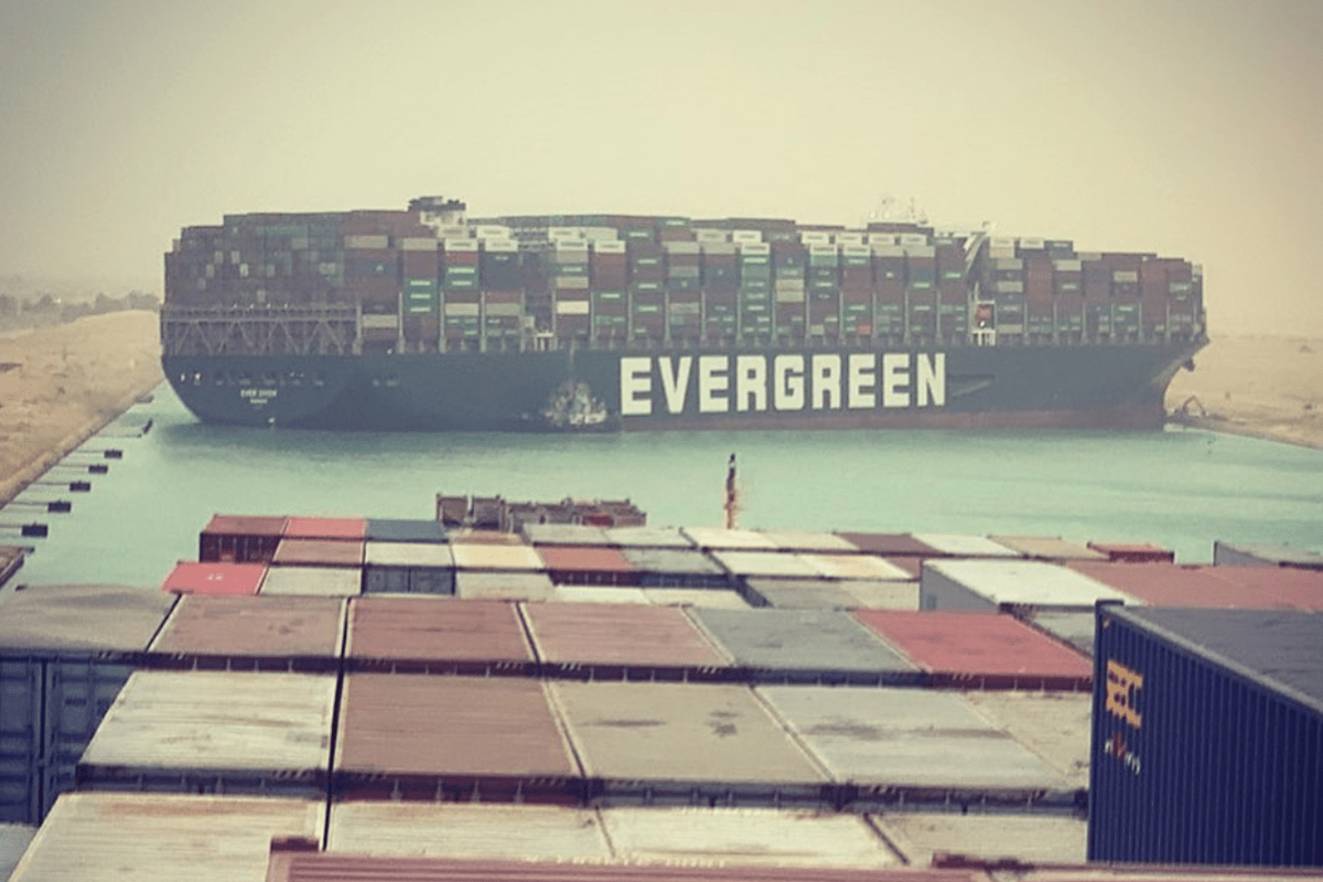 Navio da empresa taiwanesa Evergreen Group encalha no Canal de Suez, Egito, 23 de março de 2021 [Julliane Cona/Instagram]
