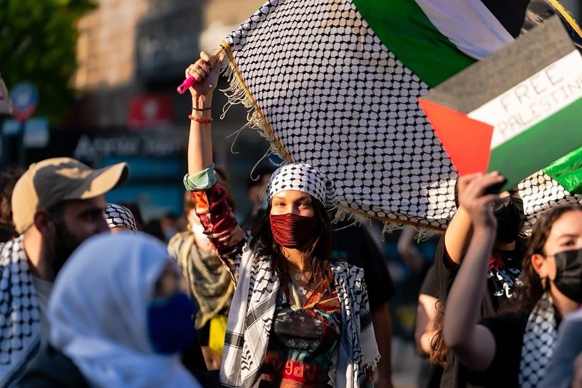 Bella Hadid em uma manifestação em apoio ao povo palestino - Brooklyn, Nova York, 15 de maio de 2021 {xtraordinharry0 / twitter]


