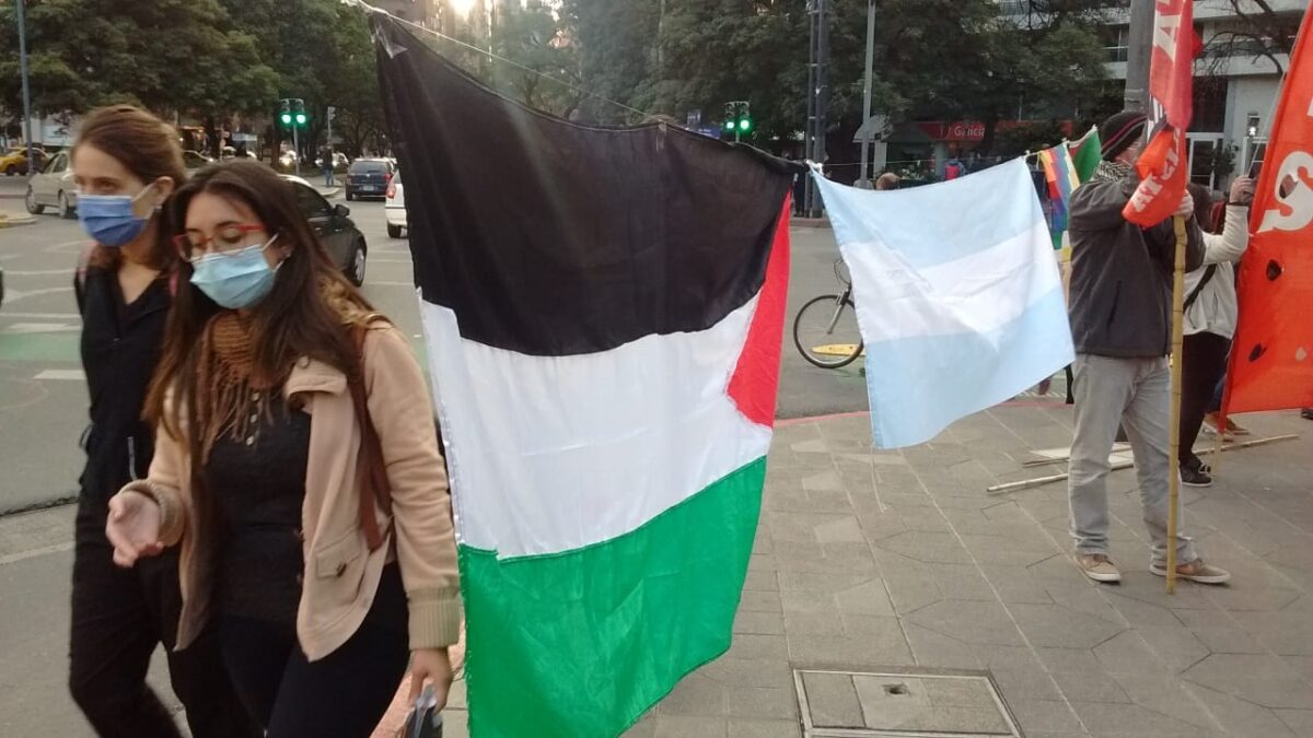 Varal em protesto realizado em Córdoba, Argentina, em solidariedade com o povo palestino [Resuen Latinoamericano]

