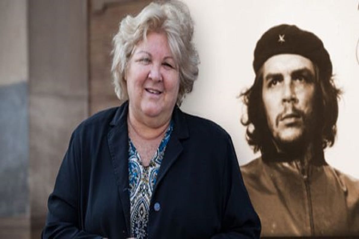 Aleida Guevara com a foto do pai ao fundo [Tutameia]