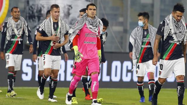 Jogadores de futebol do Club Deportivo Palestino no Chile se solidarizam com o povo de Jerusalém, 8 de maio de 2021 [Francisco Longa/Club Deportivo Palestino]