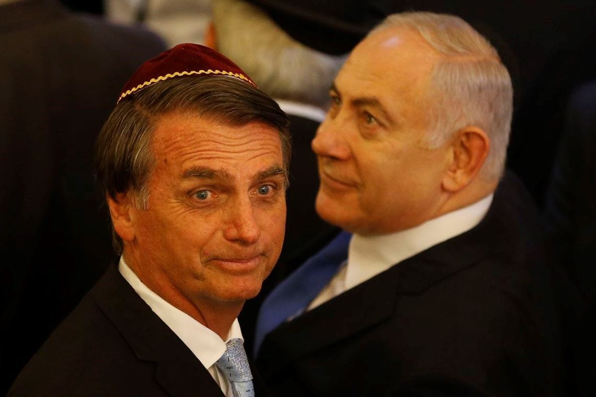 O presidente eleito, Jair Bolsonaro, e o primeiro-ministro de Israel, Benjamin Netanyahu, visitam a sinagoga Kehilat Yaacov, em Copacabana, no Rio de Janeiro [Foto Fernando Frazão/ Agência Brasil]