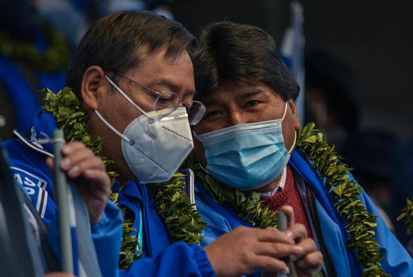 Presidente da Bolívia, Luis Arce, e o presidente do  Movimento ao Socialismo e ex-presidente da Bolívia, Evo Morales, em cidade de La Paz, em 29 de março de 2021 [Ricardo Carvallo Terán/ ABI]