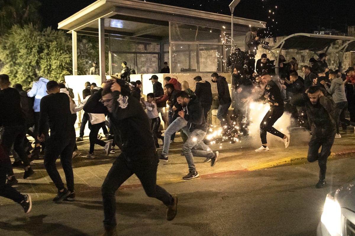 Dezenas feridos enquanto colonos aumentam os ataques a Jerusalém, em 23 de abril de 2021
