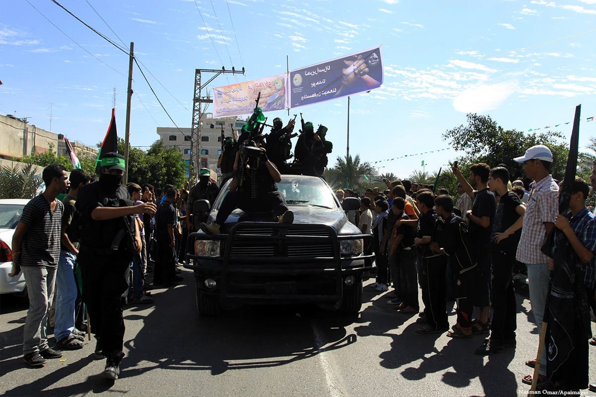 Militantes do Hamas montam guarda na Cidade de Gaza enquanto um acordo de troca de prisioneiros entre israelenses e palestinos começa, em 15 de novembro de 2016 [Naaman Omar/Apaimages]
