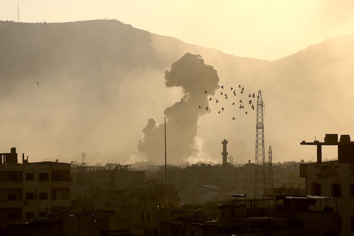 Fumaça sobe de ataques aéreos sírios sobre a zona de de-conflito na cidade de Arbin na região de Ghouta Oriental em Damasco, Síria em 25 de julho de 2017 [Agência Ammar Al Bushy / Anadolu]
