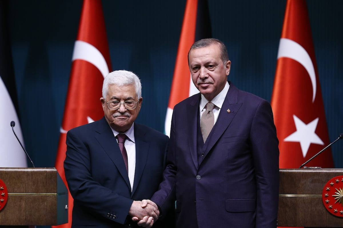 O presidente da Turquia, Recep Tayyip Erdogan (dir.) e o presidente da Palestina, Mahmoud Abbas (esq.), dão uma entrevista coletiva conjunta em Ancara, Turquia, em 28 de agosto de 2017 [Mehmet Ali Özcan/Agência Anadolu]