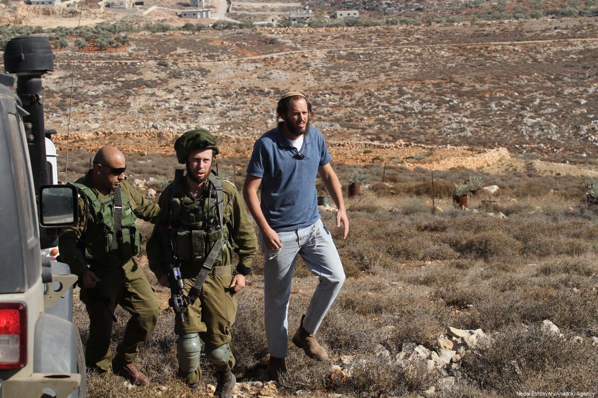 Um palestino reage aos soldados israelenses depois que um fazendeiro palestino é morto a tiros por colonos judeus, na aldeia Khusra de Nablus, na Cisjordânia, em 30 de novembro de 2017 [Nedal Eshtayah - Agência Anadolu].
